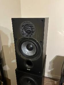 ELAC  Debut 2.0 bookshelf speakers