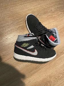 Air Jordan 1 Mid  'Bred Shadow'