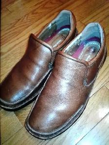 Men's size 9.5 leather hush puppies with free shoe rack $10/swap