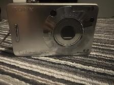 SONY CYBERSHOT 6 MEGAPIXEL  DIGITAL CAMERA