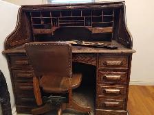 ANTIQUE OAK ROLL TOP DESK WITH CHAIR FROM THE 1900s