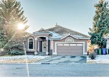 BEAUTIFUL HOME ON GOLF COURSE NEAR THE LAKE!!