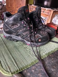 ladies size 9 steel toed Merrills ankle boot leather 40 bucks.