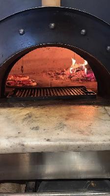 pizzaiolo (pizza maker)