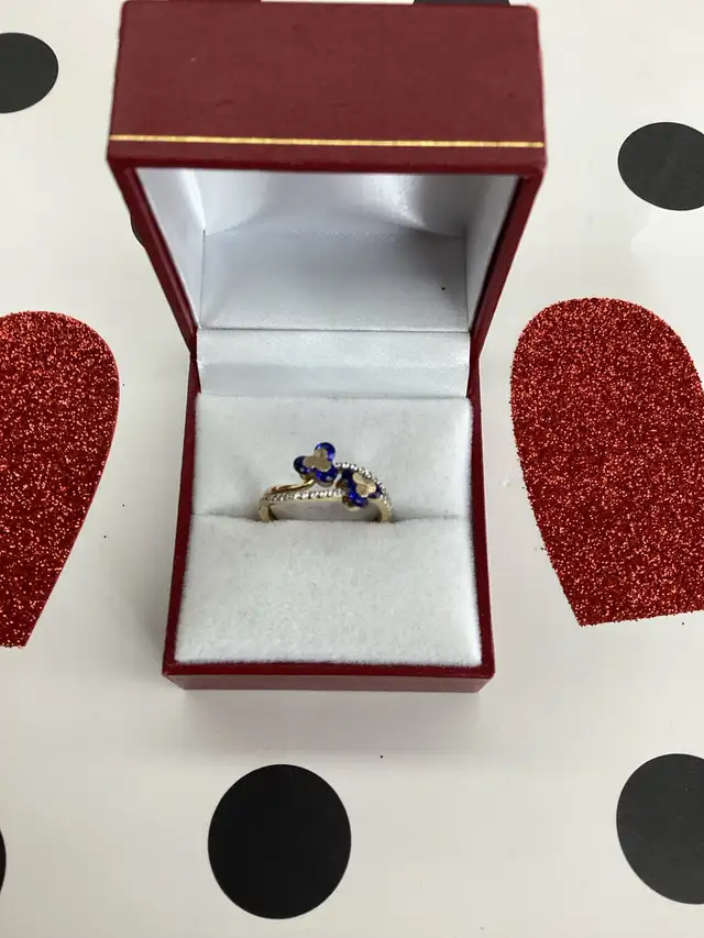 bague en or avec fleurs bleues