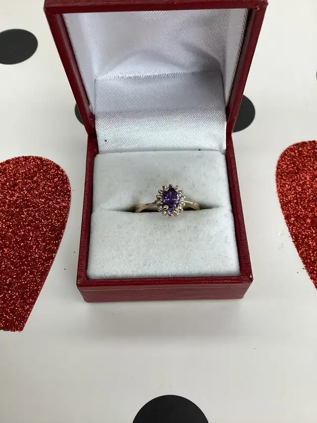 bague en or avec pierre violette