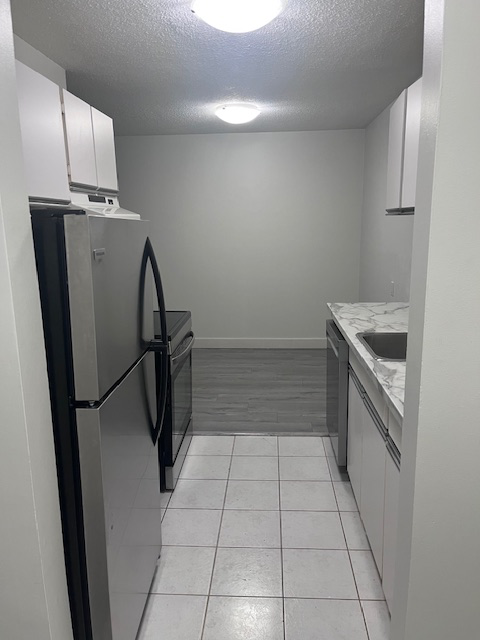 Mar1/1 Br / Large/ 750sf /Updated/ Balcony / Includes Parking