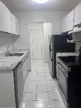 Mar1/1 Br / Large/ 750sf /Updated/ Balcony / Includes Parking - Photo 2
