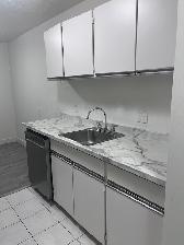 Mar1/1 Br / Large/ 750sf /Updated/ Balcony / Includes Parking - Photo 4