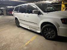 Wheelchair assist lift van - Photo 2