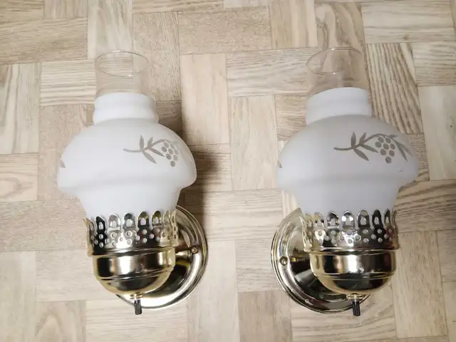 2 Wall Sconces / Light Fixtures