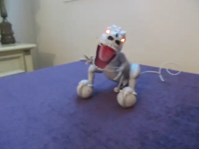 DINOSAUR ( pre-programed toy )