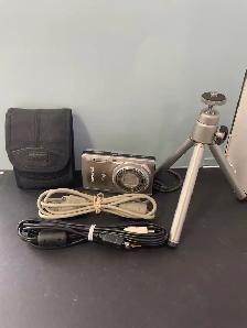 OLYMPUS STYLUS 7040 SILVER 14MP DIGITAL CAMERA W/ACC