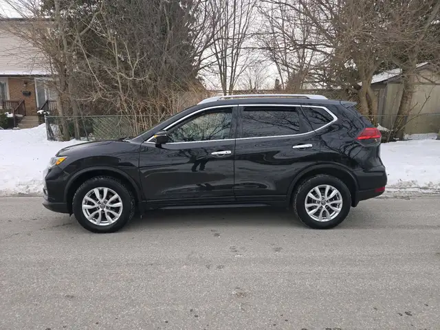 2017 Nissan Rogue AWD 4dr SV Panoramic Sunroof, Heated Seats, Re