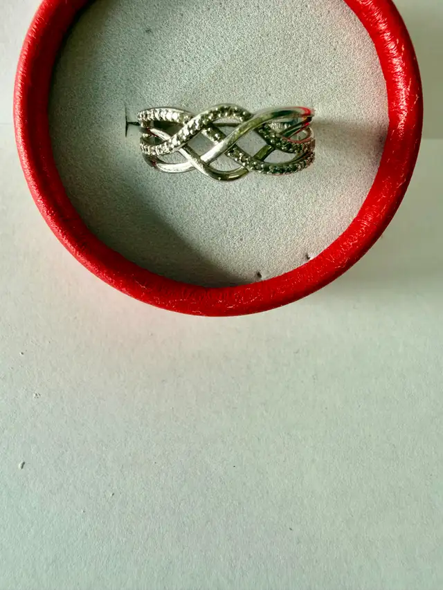 Women's Silver Ring w Small Diamonds~Size 7.5