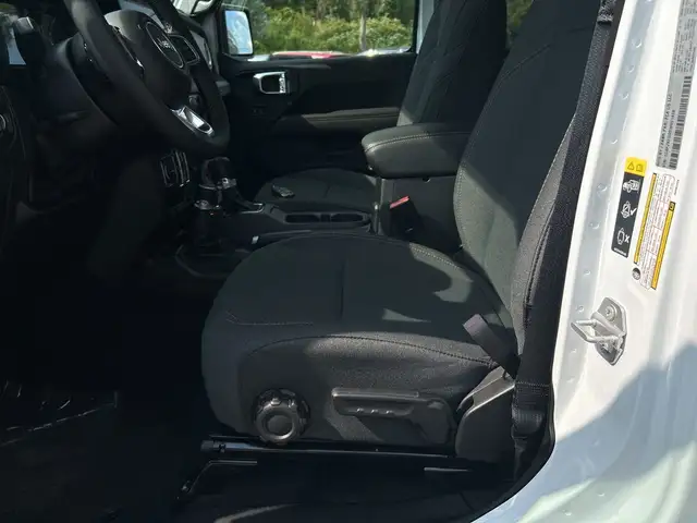 2025 Jeep Wrangler 4-Door Sahara - Photo 15