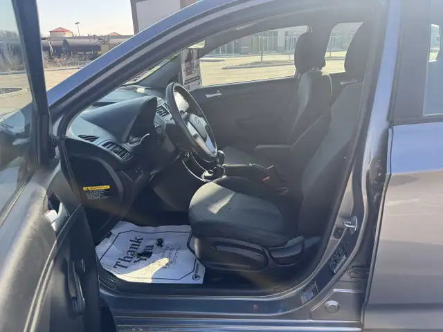 2013 Hyundai Accent L 5 SPEED - Photo 13