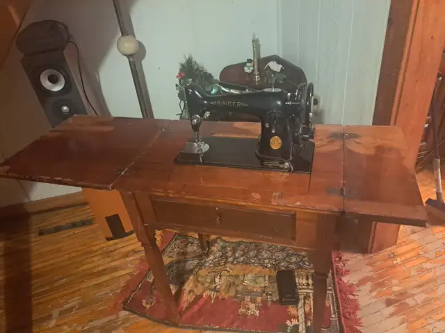 Vintage SINGER Sewing Machine 201 model with electrical pedal75$