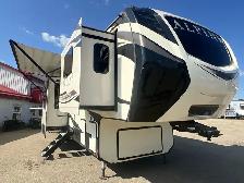 2019 KEYSTONE ALPINE 3700FL, LUXURIOUS, SPACIOUS, FRONT LIVING