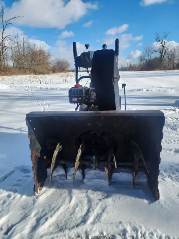 Yardworks 9.5hp 28" snowblower - Photo 2