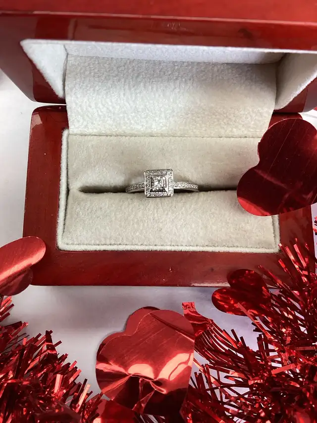 bague en or et diamants carré