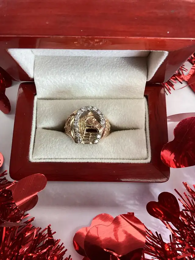 bague en or et diamants fer à cheval