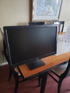 24''LED MONITOR IN PERFECT COND.