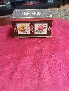 Flowered jewelry box