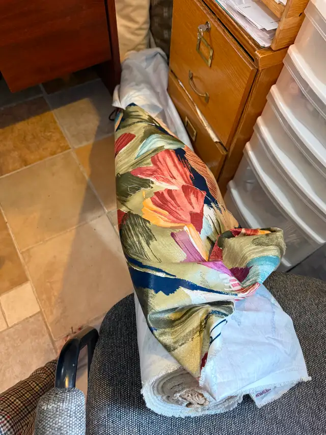 Large bolt of upholstery/drapery fabric - Photo 4