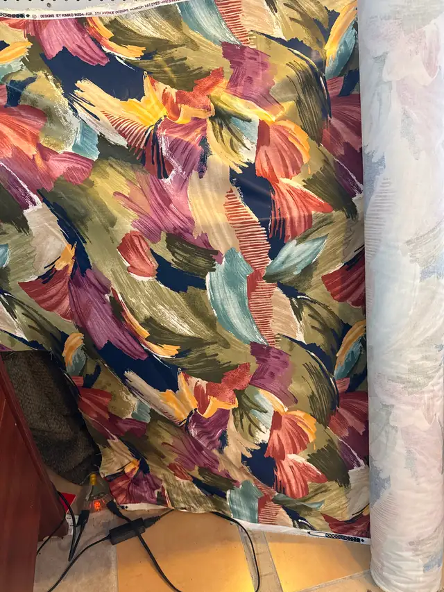 Large bolt of upholstery/drapery fabric - Photo 5