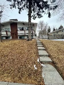 House for rent in NW Calgary. 3 bedrooms 2 full washrooms