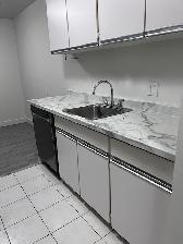 Mar1/1 Br / Nicely Updated/750sf / Balcony / Includes Parking - Photo 2