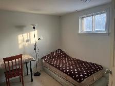 BRIGHT ROOM BASEMENT -50m TO PLAZA STEELES/BATHURST NEAR BUS