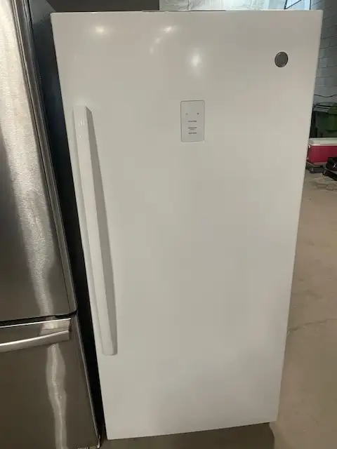 Congélateur vertical blanc 28'' GE