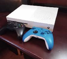 MINT Xbox One S W/2 controllers