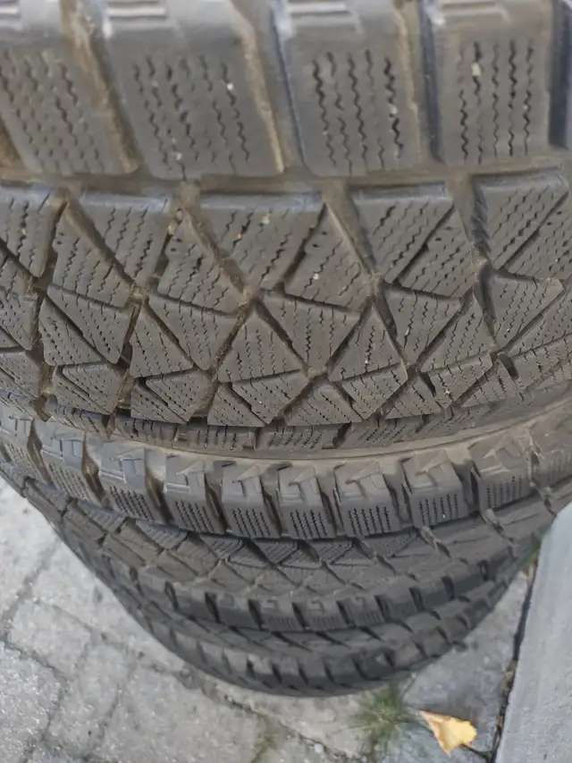 4 pneus hiver Bridgestone Blizzak 235-60R18 comme neufs