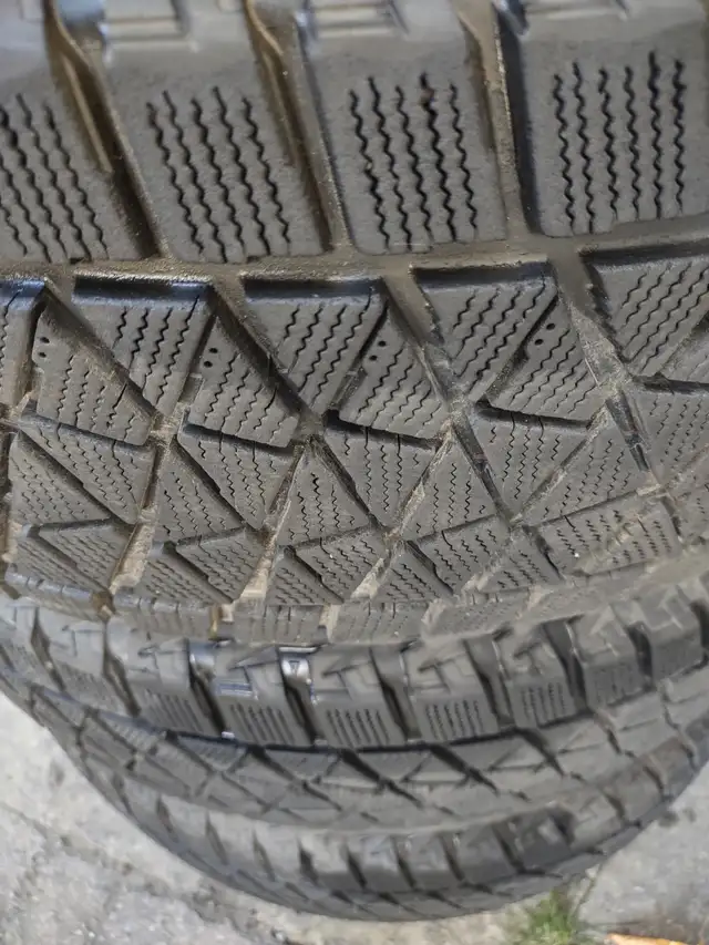 4 pneus hiver Bridgestone Blizzak 235-60R18 comme neufs - Photo 2