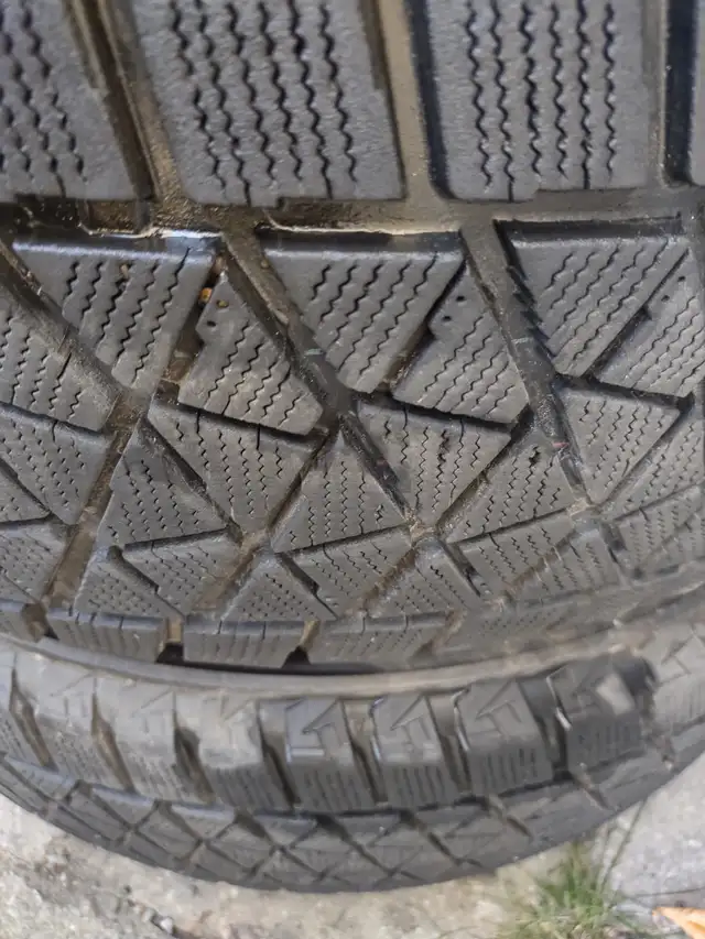 4 pneus hiver Bridgestone Blizzak 235-60R18 comme neufs - Photo 3