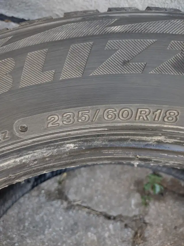 4 pneus hiver Bridgestone Blizzak 235-60R18 comme neufs - Photo 6