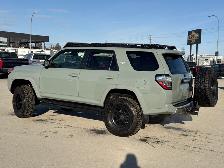 2022 Toyota 4Runner 4DR 4WD SUNROOF / RUNNING BOARDS / APPLE AND - Photo 3