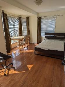 Large Bright 2nd flr Room Private Bath Parking @York University