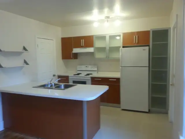 Walkerville 2 bedroom apartment available contact 519-566-8228 - Photo 2