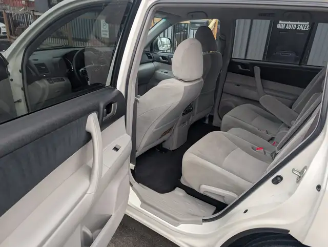 2012 Toyota Highlander - Photo 24