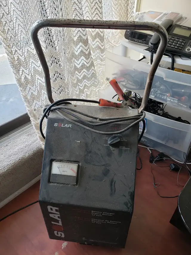 BATTERY CHARGER ON WEELS IN GOOD COND.