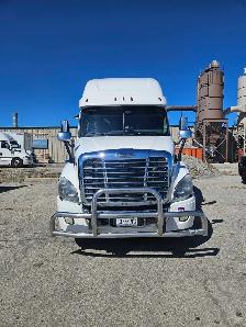 2017 Freightliner Cascadia - Photo 2