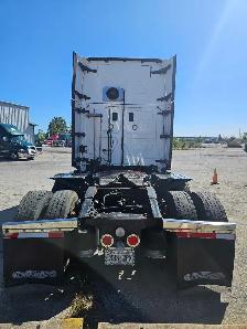 2017 Freightliner Cascadia - Photo 4