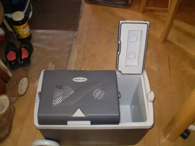 NEWER MOBICOOL W38 12 VOLT WHEELED COOLER-USED-WORKS-$100 - Photo 2