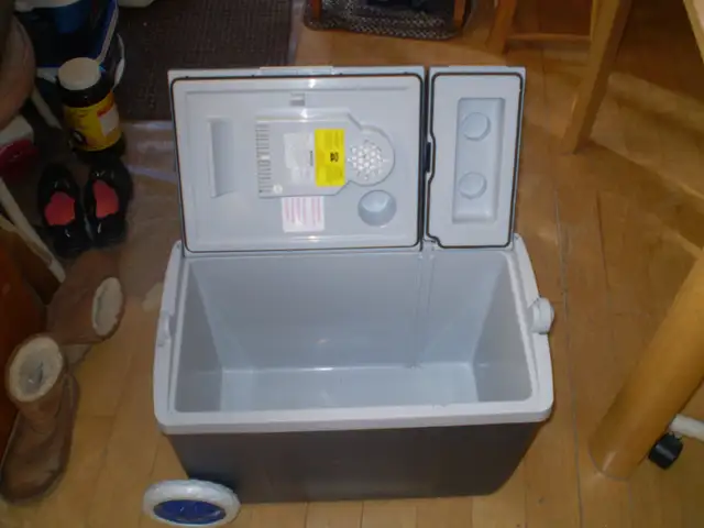 NEWER MOBICOOL W38 12 VOLT WHEELED COOLER-USED-WORKS-$100 - Photo 3