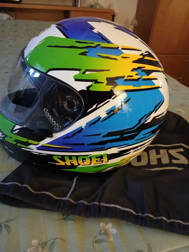 Casque de moto SHOEI état comme neuf.