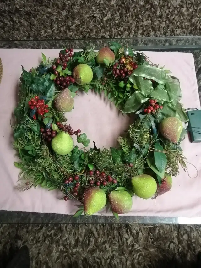 Pear wreath lights up